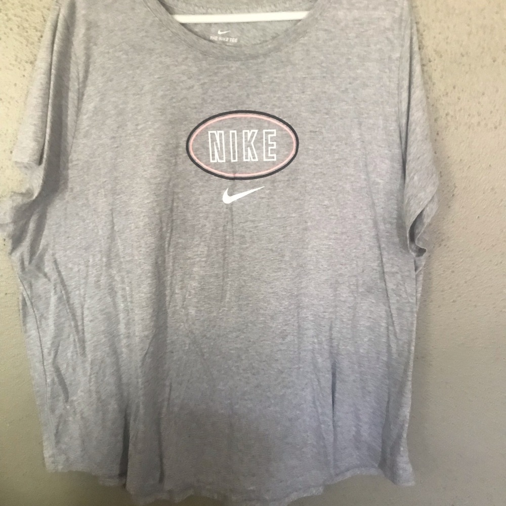 Nike Woman’s plus top
